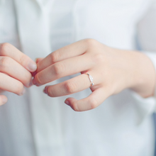 Load image into Gallery viewer, Feather Dot Ring