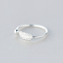 Load image into Gallery viewer, Feather Dot Ring