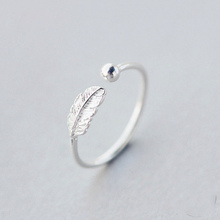Load image into Gallery viewer, Feather Dot Ring
